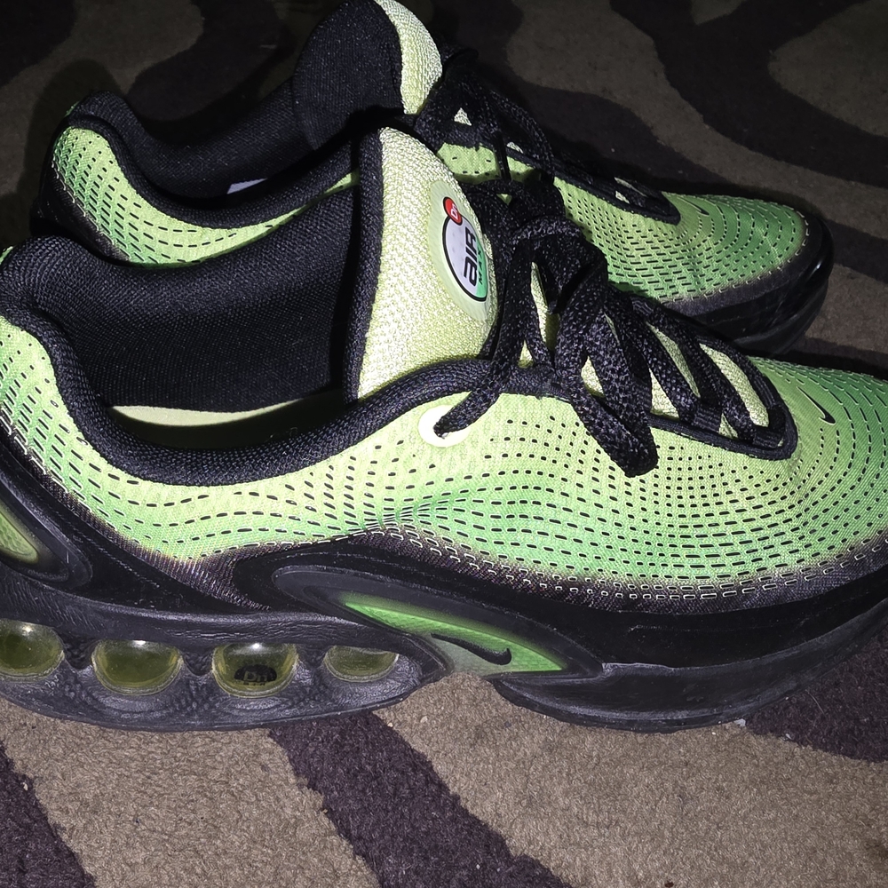 Nike Air Max Green and Black Athletic Shoes